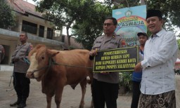 Sambut Idul Adha , Kapolres Kediri Kota Serahkan Hewan Qurban ke Ponpes As- Salafiyah