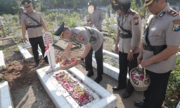 Hari Jadi Bhayangkara ke- 77, Kapolres Kediri Kota Gelar Ziarah ke Taman Makam Pahlawan Joyoboyo
