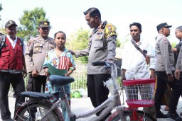 AKBP Siswantoro Kunjungi Gadis Penderita Sakit Jantung Yang Temukan Balon Udara HUT Bhayangkara Ke-77 Polres Sampang