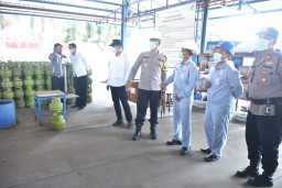 Jelang Idul Adha Polres Situbondo Tinjau SPBE Kapongan Pastikan Stok LPG 3 Kg Aman 