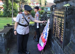 Kapolres Karangasem Tabur Bunga di Tugu Pahlawan Ciung Wanara Peringati Hari Bhayangkara ke - 77