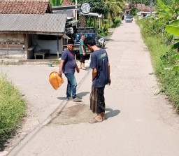 Lama Tak Tersentuh Pemda, Masyarakat Kp. Pasir Salam Kelurahan Kadomas Membangun Jalan Dengan Swadaya
