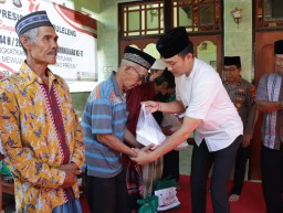 Peringati Hari Raya Idul Adha Polres Buleleng Berikan Daging Qurban dan Sembako