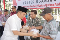 Polres Nganjuk Gelar Sholat Idul Adha 1444 H/ 2023 M dan Bagikan Daging Kurban 