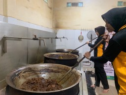 Puluhan Polwan Polres Gresik Masak Daging Kurban Siap Saji Dibagikan ke Ponpes
