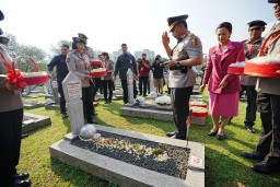 Jelang HUT ke-77 Bhayangkara, Kapolri dan Jajaran Ziarah ke TMP Kalibata 