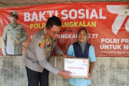Bakti Sosial Hari Bhayangkara ke-77, Kapolres Bangkalan Beri Perhatian Kepada Nenek Sebatang Kara