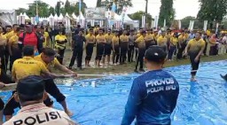 Menyambut Hari Bhayangkara ke-77, Polres Bandara Ngurah Rai Meriahkan Lomba Tarik Tambang dan Panjat Pinang 
