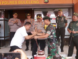 Puluhan TNI “ Gerudug” Polres Buleleng