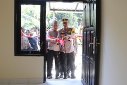 Kapolres Buleleng Serahkan dan Resmikan Hasil Bedah Rumah