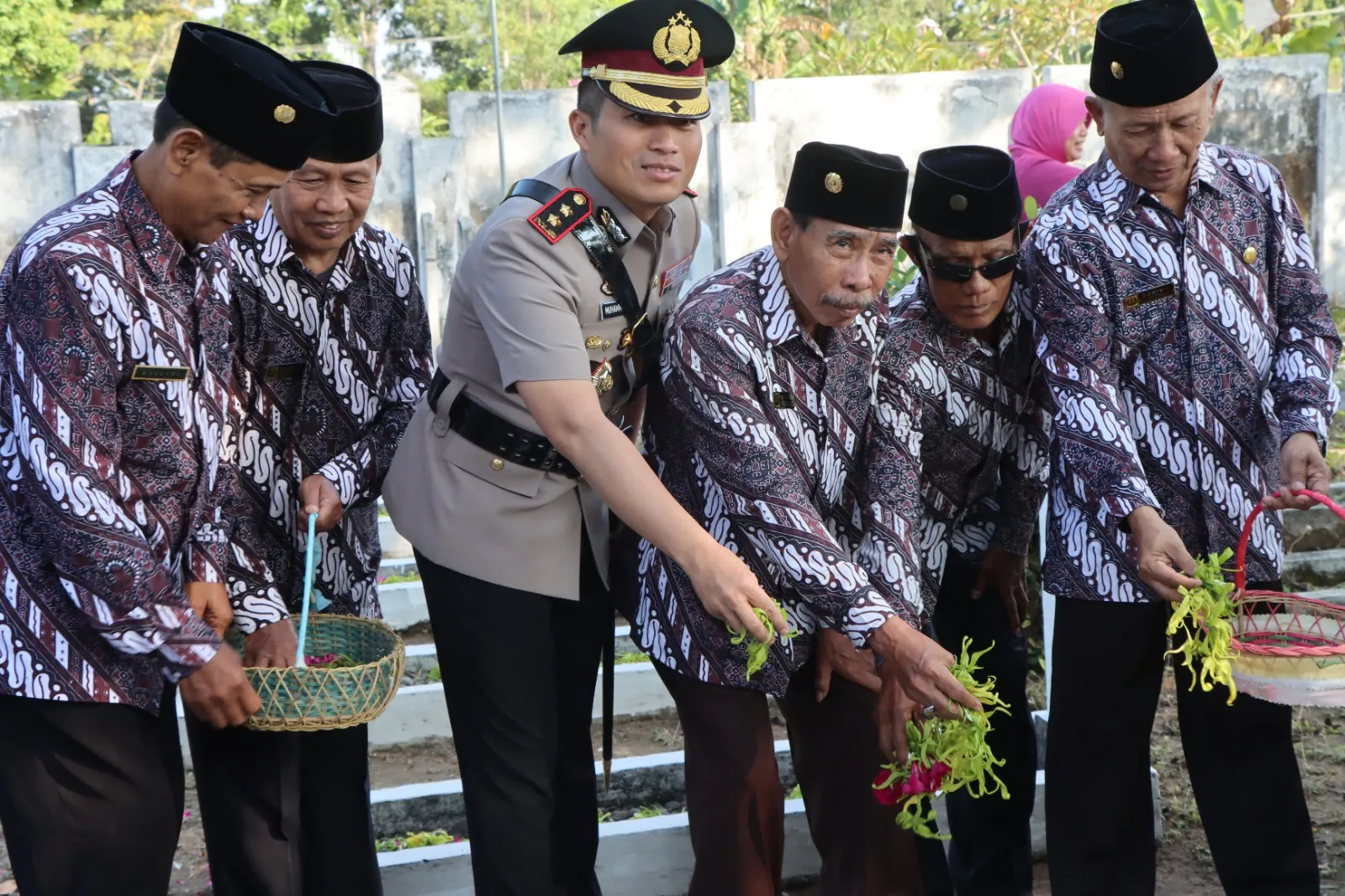 Peringati Hari Bhayangkara ke - 77, Polres Nganjuk Ziarah ke TMP