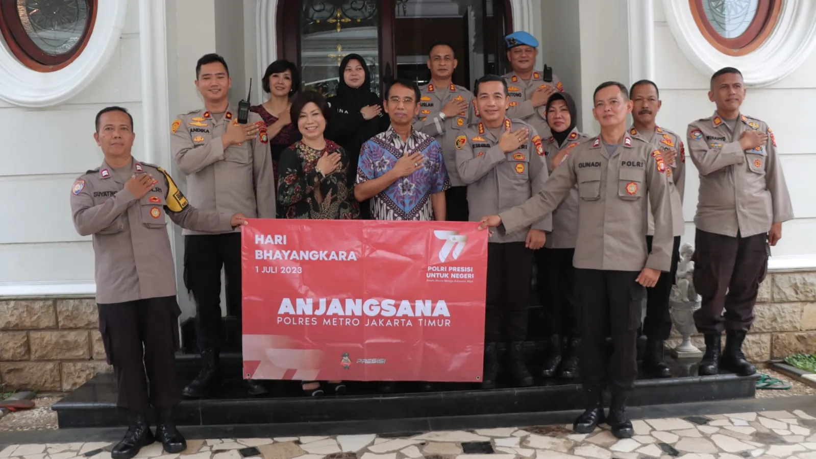 Sambut Hari Bhayangkara ke - 77 Tahun 2023, Kapolres Metro Jakarta Timur Beserta PJU Laksanakan Giat Anjangsana ke Purnawirawan Polri