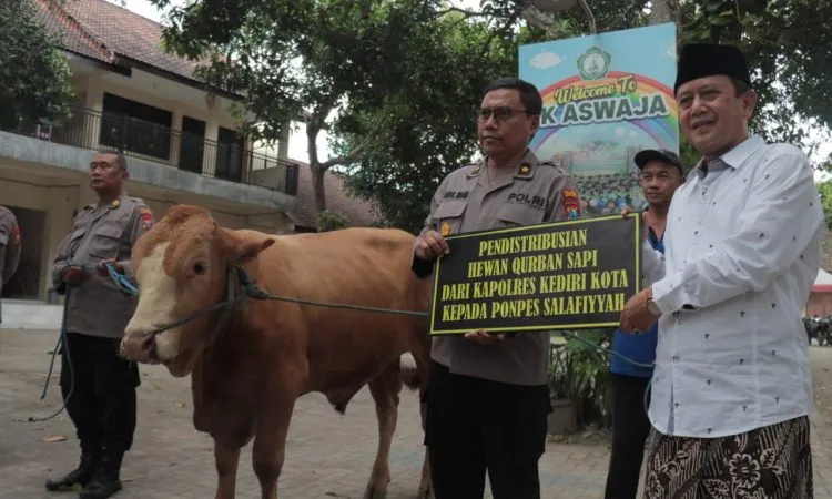 Sambut Idul Adha , Kapolres Kediri Kota Serahkan Hewan Qurban ke Ponpes As- Salafiyah