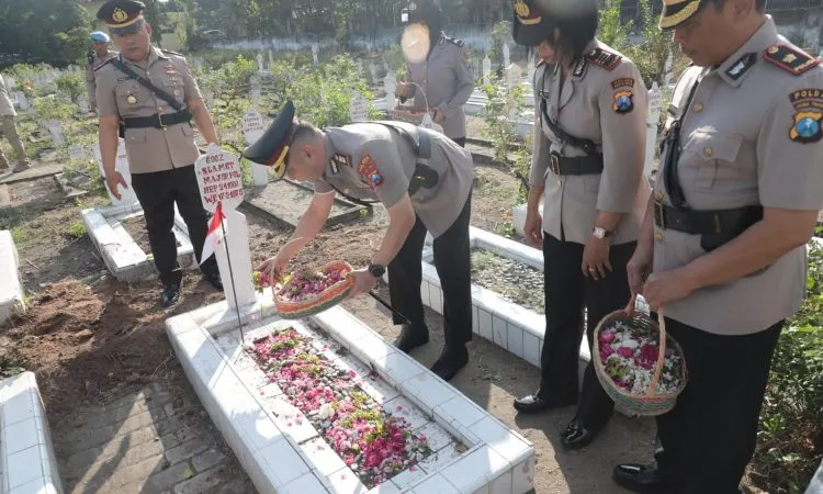 Hari Jadi Bhayangkara ke- 77, Kapolres Kediri Kota Gelar Ziarah ke Taman Makam Pahlawan Joyoboyo