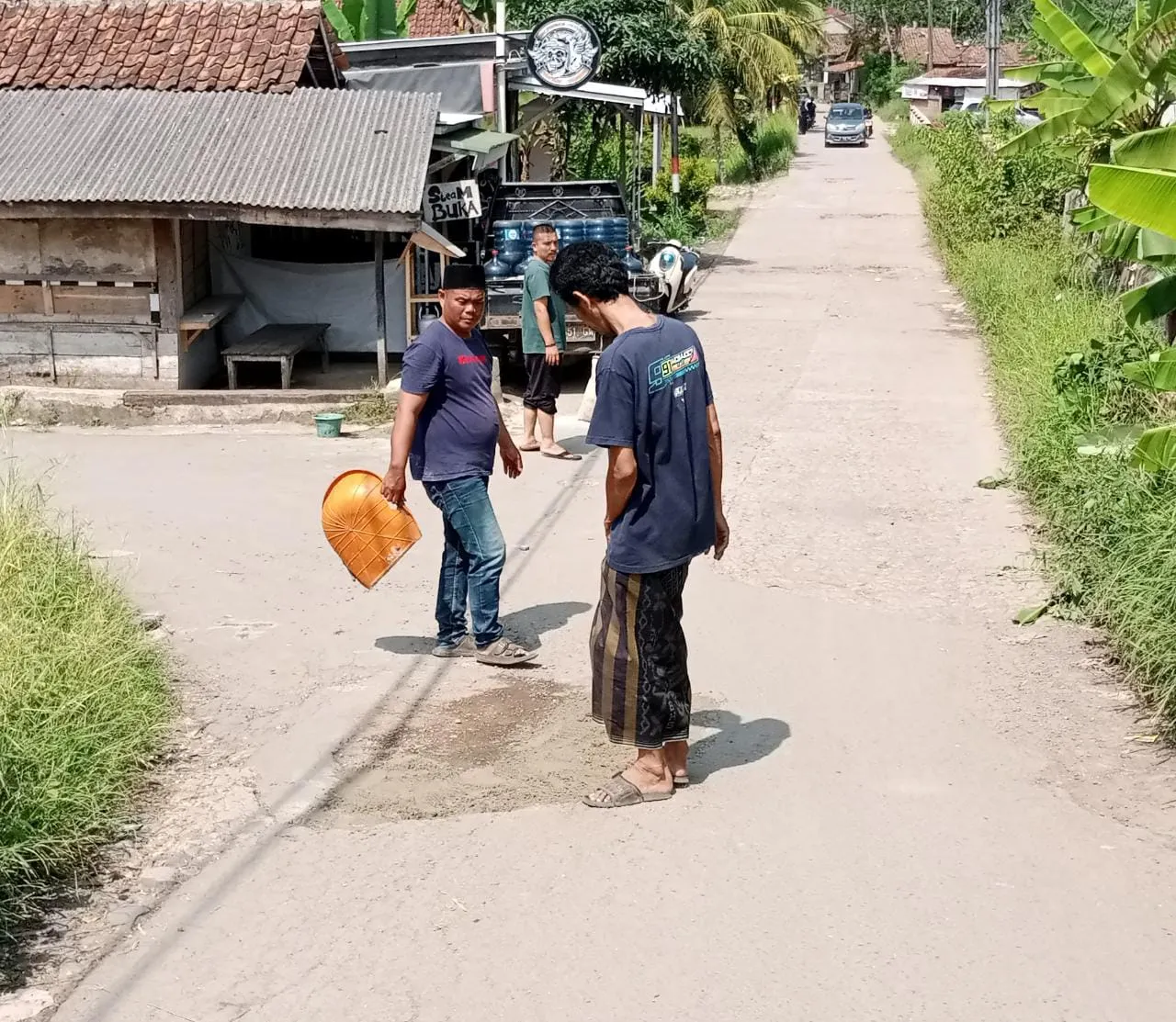Lama Tak Tersentuh Pemda, Masyarakat Kp. Pasir Salam Kelurahan Kadomas Membangun Jalan Dengan Swadaya