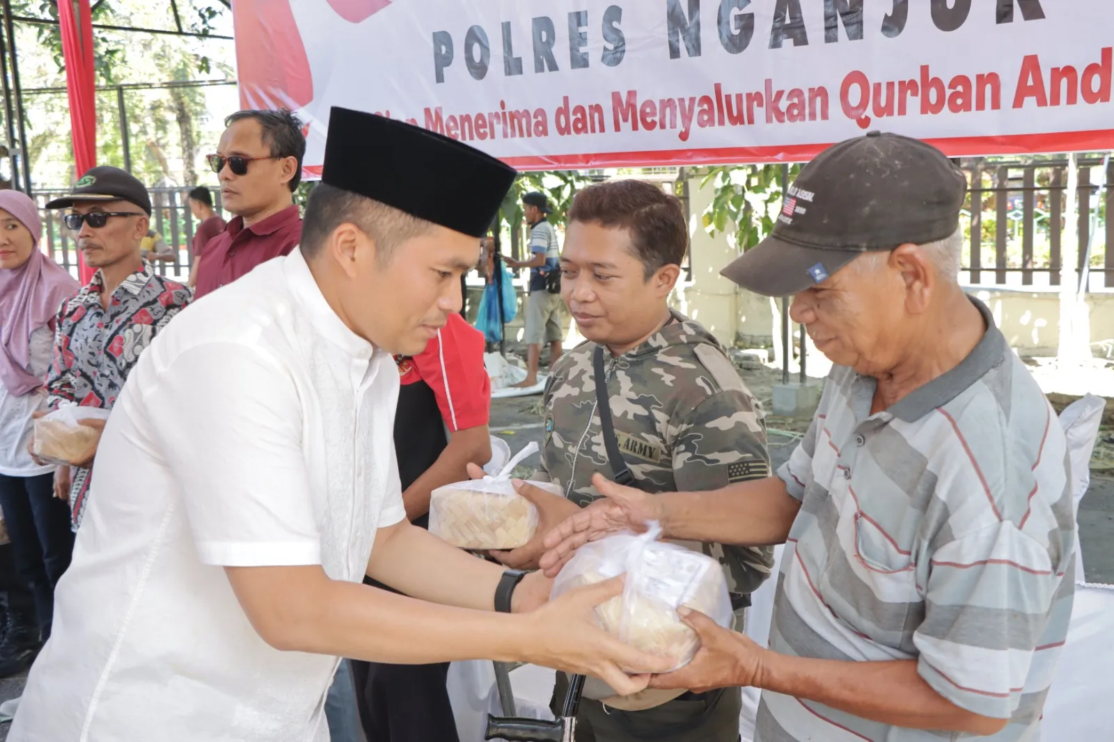 Polres Nganjuk Gelar Sholat Idul Adha 1444 H/ 2023 M dan Bagikan Daging Kurban 