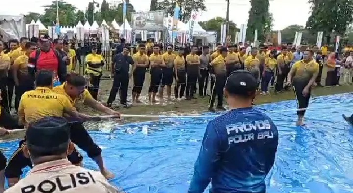 Menyambut Hari Bhayangkara ke-77, Polres Bandara Ngurah Rai Meriahkan Lomba Tarik Tambang dan Panjat Pinang 
