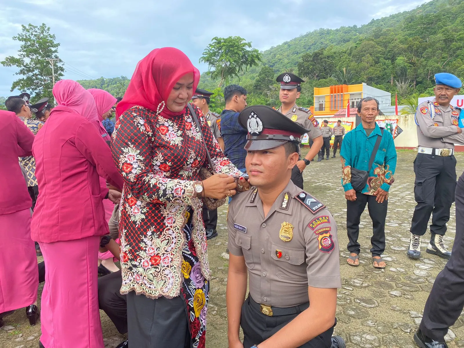 22 Personel Bintara Naik Pangkat, Polres Kayong Utara Gelar Tradisi Siram Kembang 7 Rupa