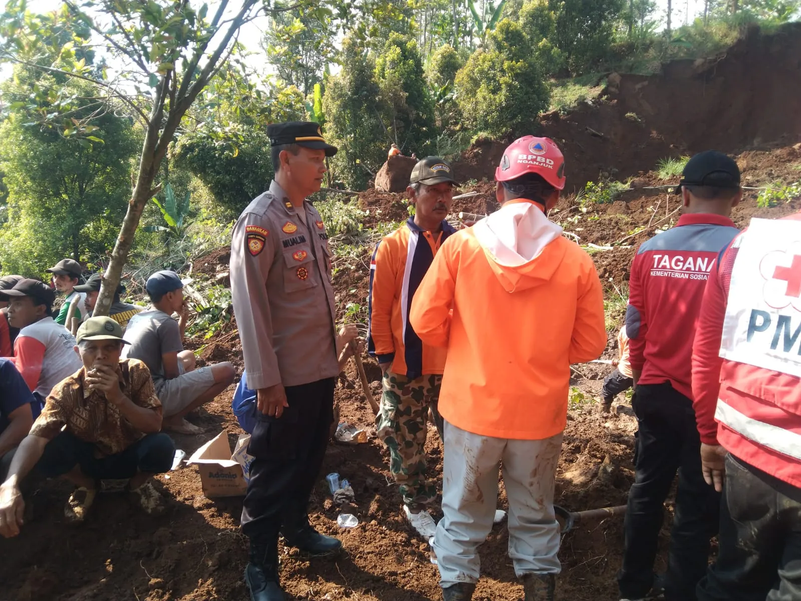 Sinergisitas TNI-Polri dan Masyarakat Dalam Antisipasi Dampak Tanah Longsor Dusun Bruno 