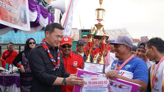 Lomba Sampan Bidar di Selimbau Resmi Ditutup Bupati Kapuas Hulu