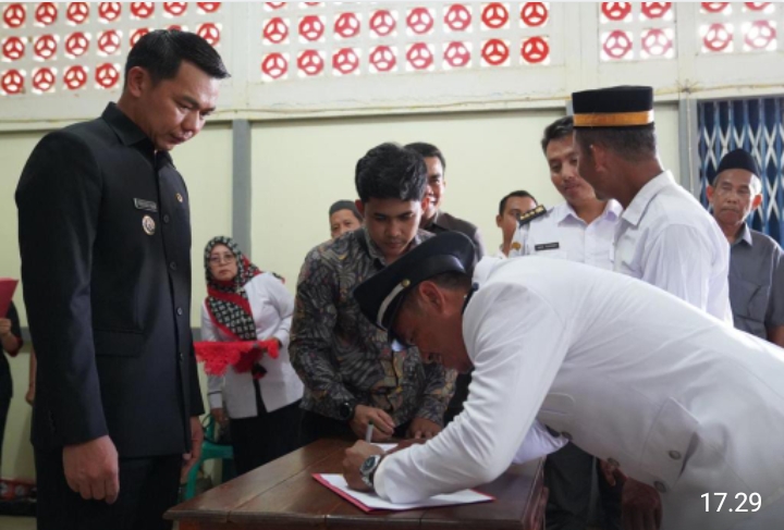 Bupati Kapuas Hulu Lantik Kades Terpilih Antar Waktu dan Anggota BPD Kecamatan Semitau