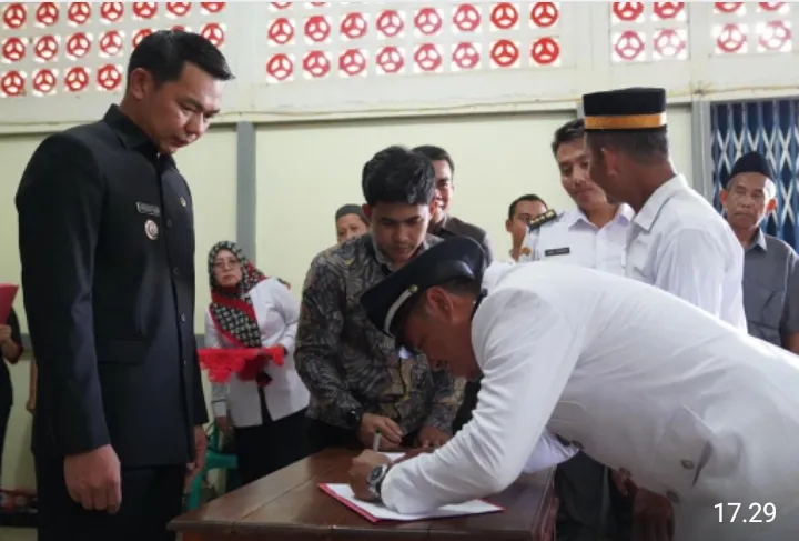 Bupati Kapuas Hulu Lantik Kades Terpilih Antar Waktu dan Anggota BPD Kecamatan Semitau