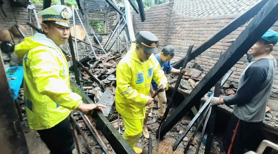 Salut, Polisi dan TNI Bersama Warga Gercep Tangani Rumah Yang Ambruk Akibat Hujan Deras di Trenggalek