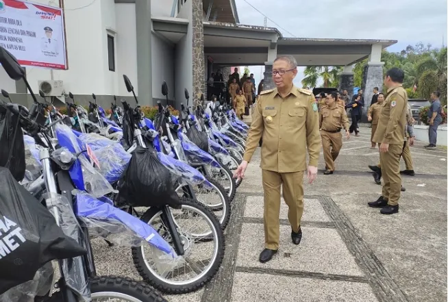 Gubernur Kalbar Bagikan 43 Sepeda Motor Untuk Desa Mandiri di Kapuas Hulu