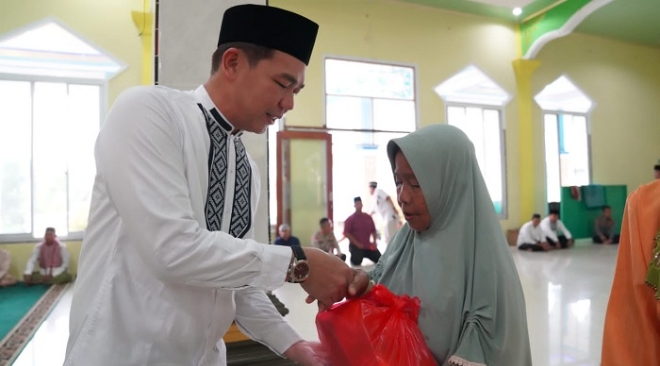 Safari Ramadan di Boyan Tanjung, Bupati Kapuas Hulu Memberikan Santunan Kepada Kaum Dhuafa dan Fakir Miskin
