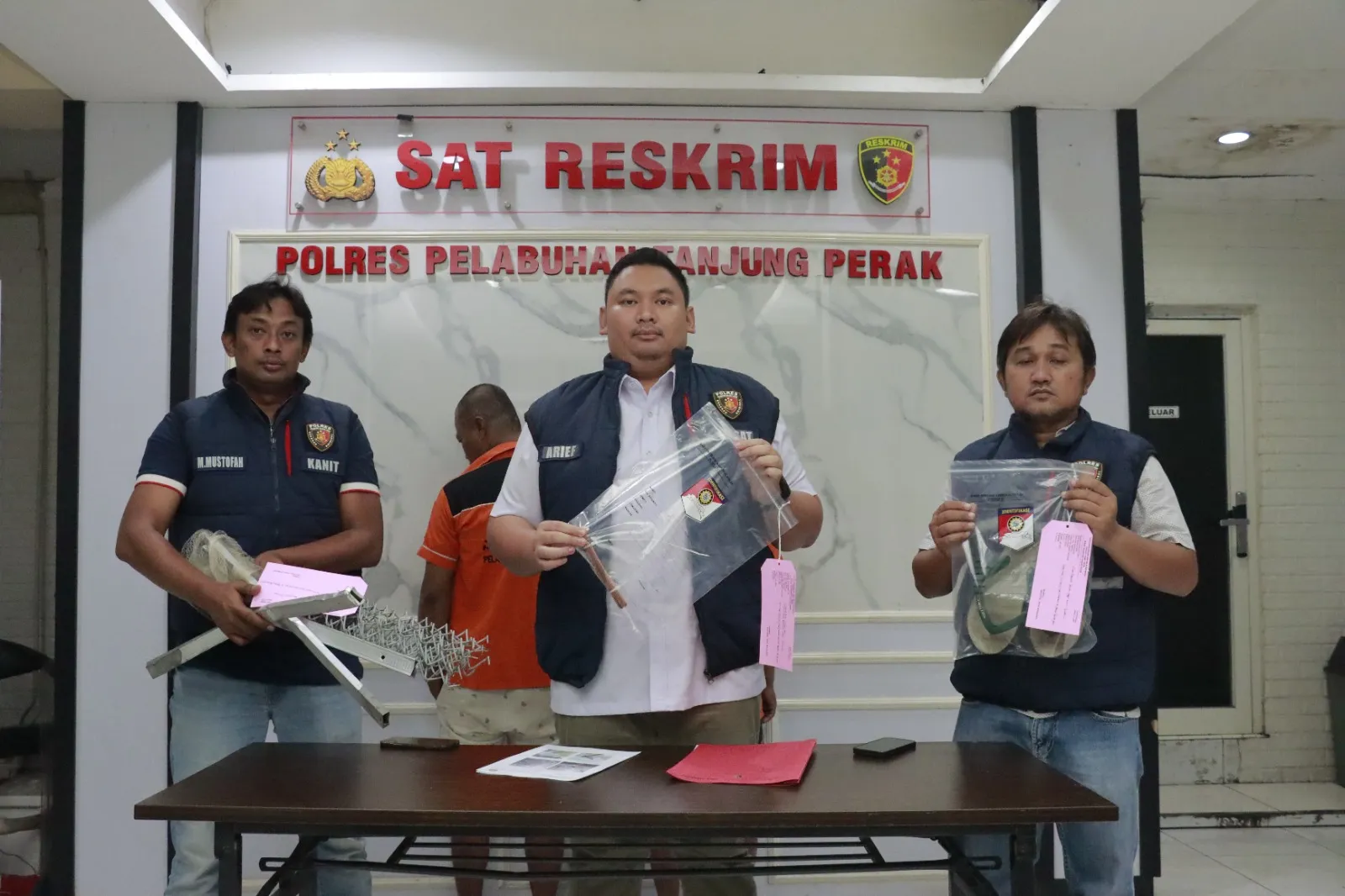 Polres Tanjung Perak Amankan Dua Residivis Pencuri Kabel Gardu PLN Induk Perak