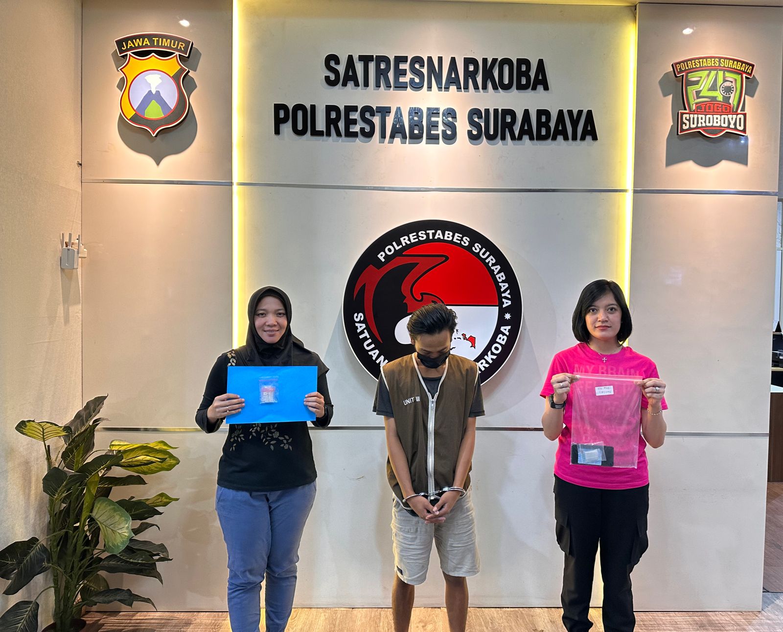 Satnarkoba Polrestabes Surabaya Amankan , Pengedar Sabu, Sembunyikan 15 Poket dalam Helm di Warkop