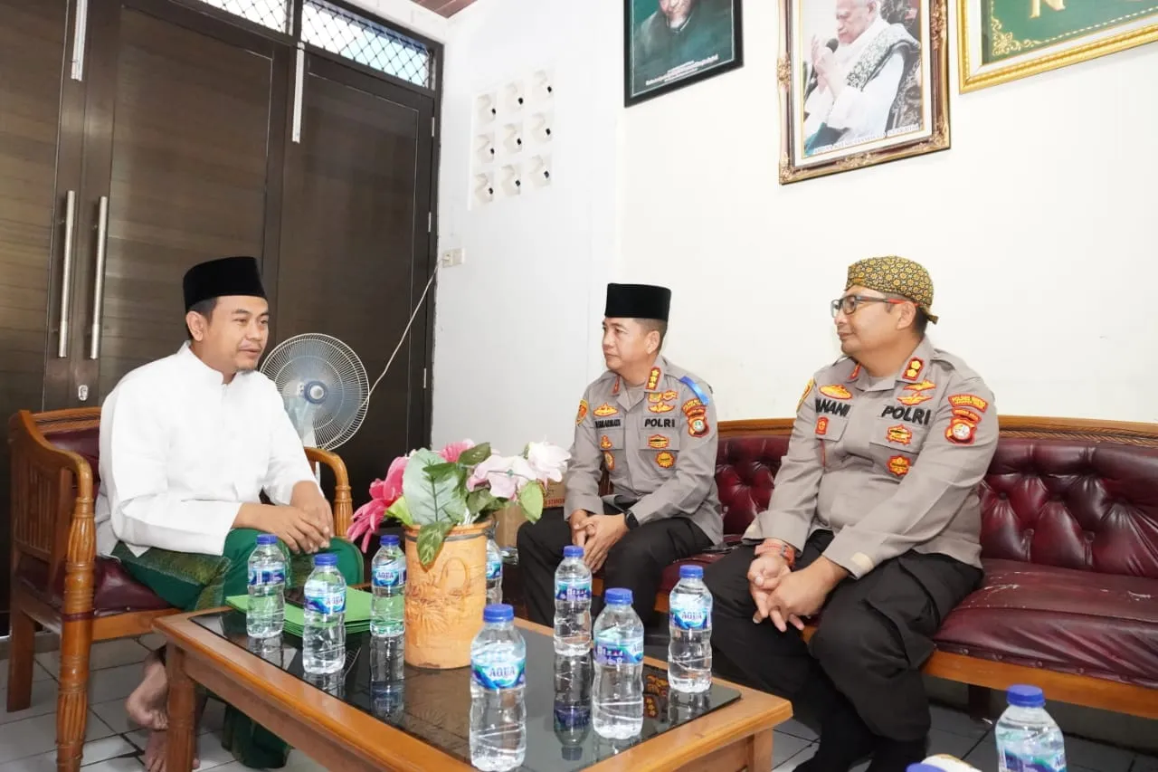 Kombes Pol Leonardo Simarmata ,Sambangi Tokoh Agama Pengasuh Pondok Pesantren Nurul Ibad KH.Ibnu Mulkam/ KH.Syakrim