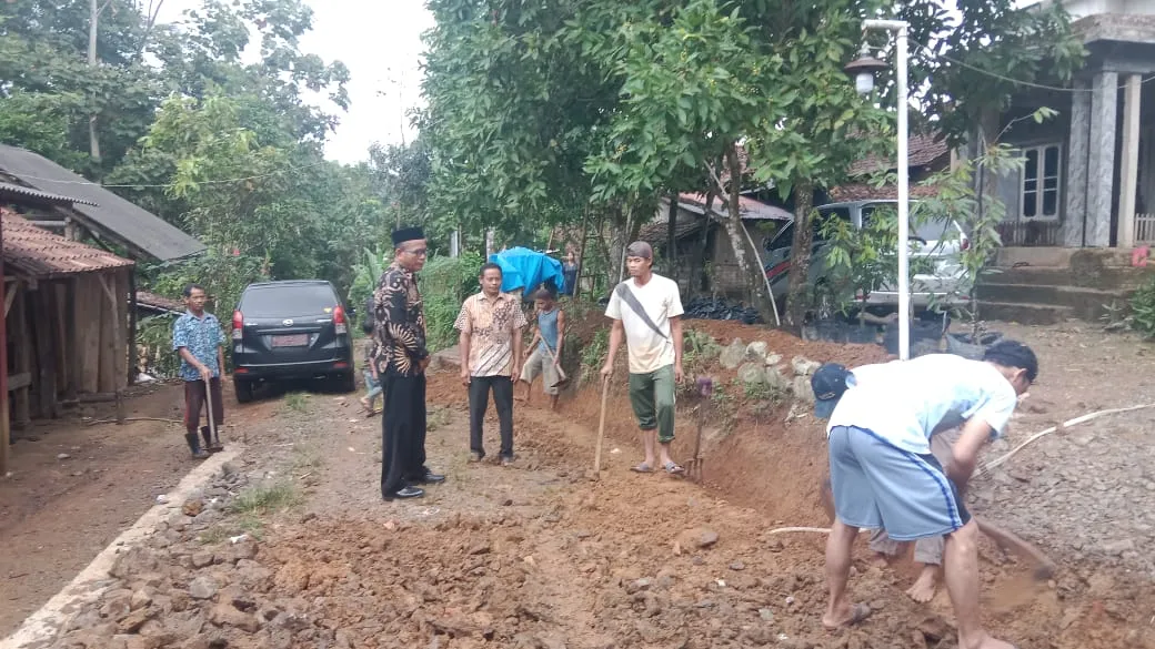 Muspika Kecamatan Cibitung Adakan Gotong Royong Tingkat RT