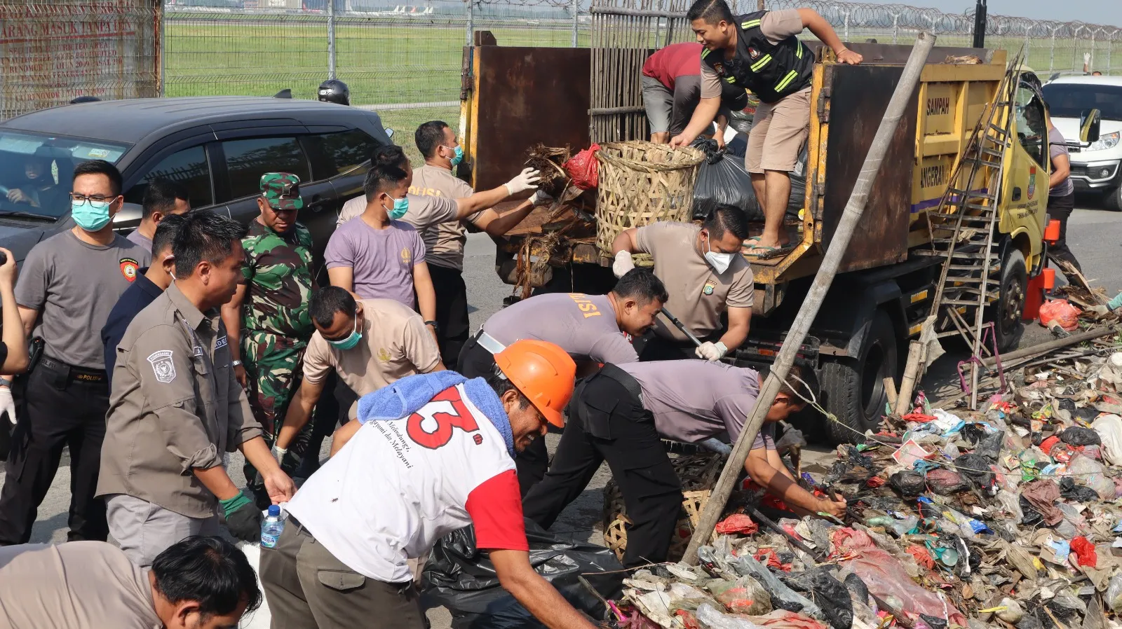 Ciptakan Lingkungan Bersih dan Nyaman, Polresta Bandara Soetta Bersihkan Sampah Secara Serentak