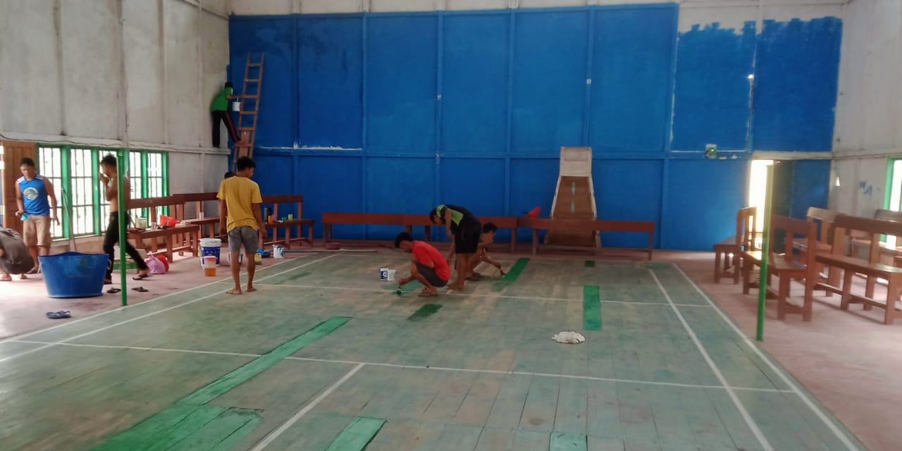 Pemuda Dusun Tintin Kemantan Gotong Royong Membersihkan Gedung Serbaguna 