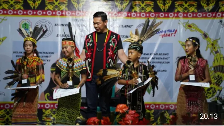 Bupati Kapuas Hulu Tutup Gawai Dayak “Ngihup Kenelang” di Desa Semitau Hilir 