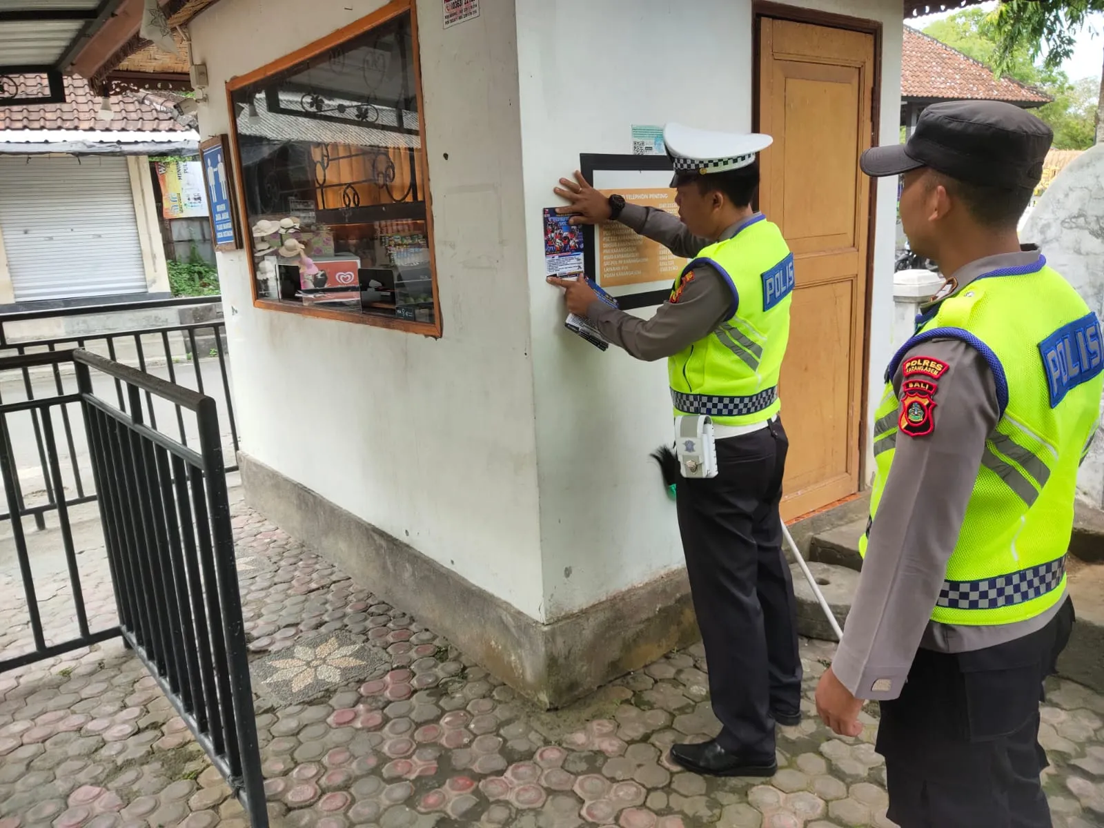 Polres Karangasem Sebar Stiker Serta Brosur Operasi Patuh Agung 2023