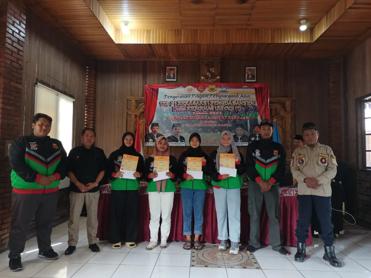 Pengda Banten IKS.PI Kera Sakti Memberikan Penghargaan Kepada Atlit Berprestasi