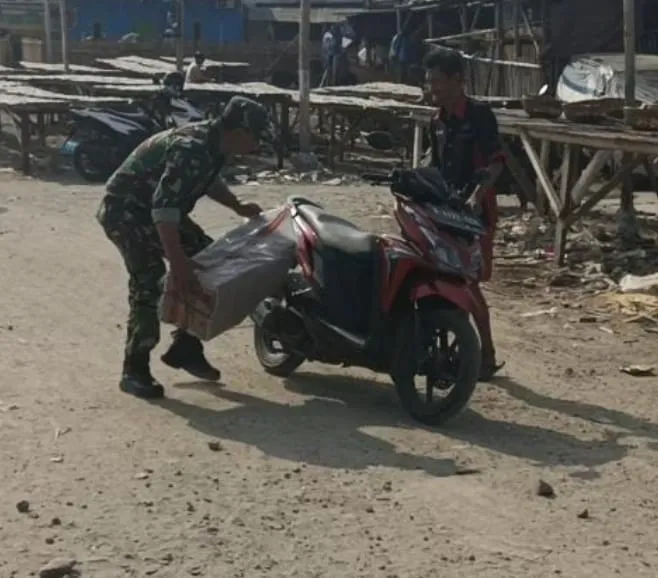 Babinsa 05 Cilincing Serda Subhan, Sigap Menolong Warga Yang Membutuhkan Bantuan
