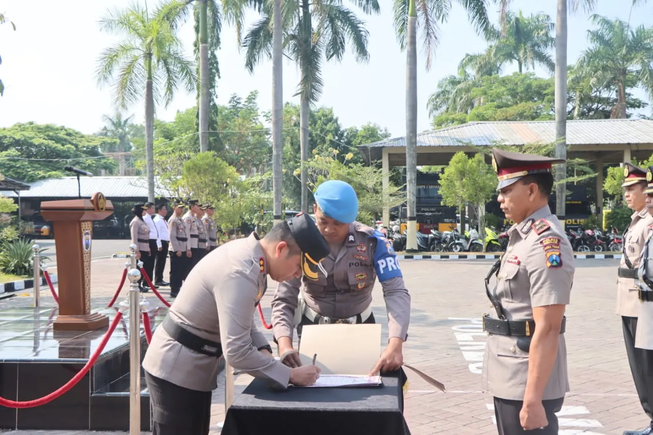 Mutasi Jabatan Wakapolres Nganjuk, Kasat Lantas dan Kapolsek, Kapolres Nganjuk: Buat Inovasi Yang Menunjang Kinerja dan Raih Prestasi 