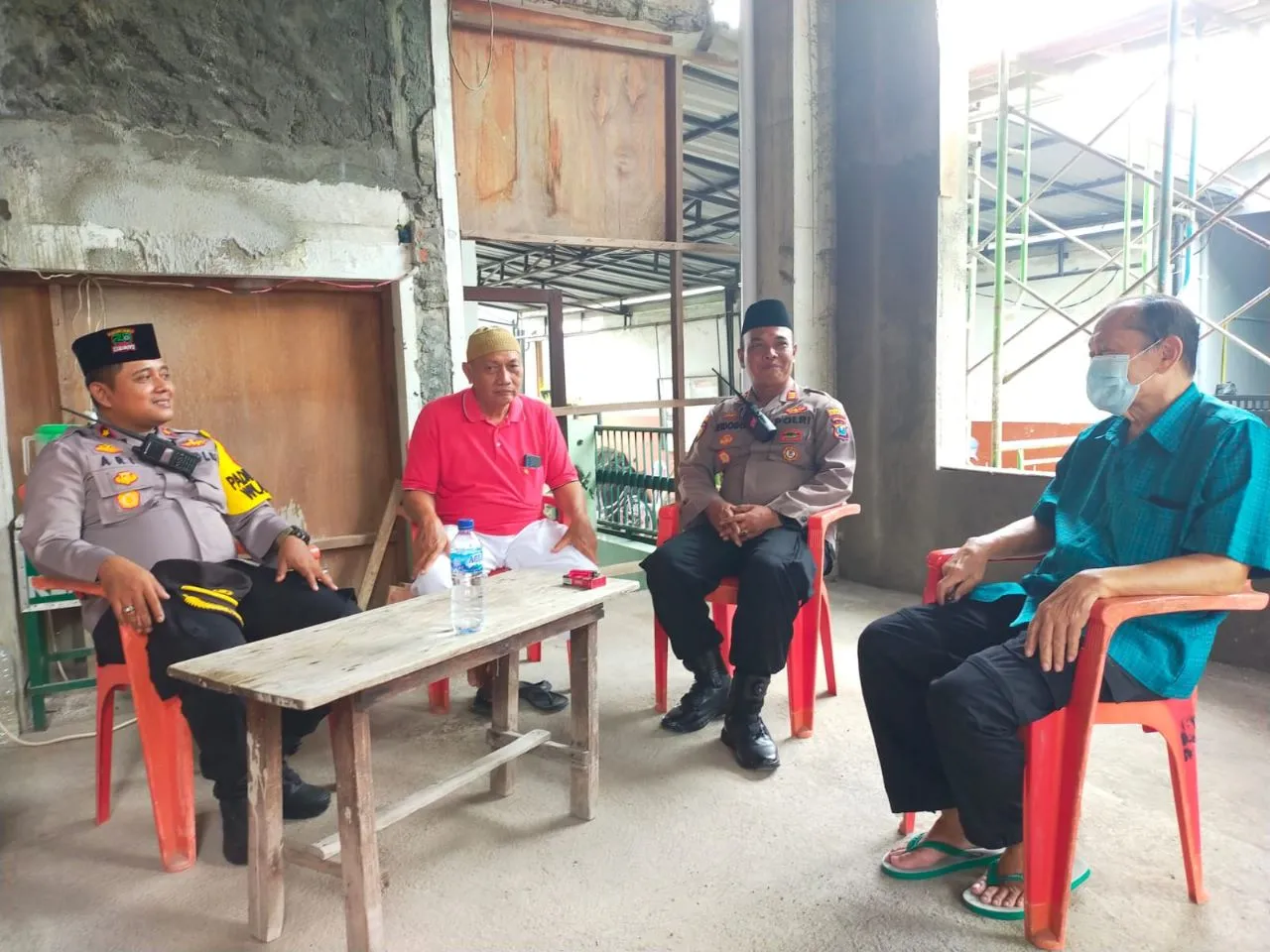 Kapolsek Tambaksari Laksanakan Patroli Sambang ke Warga Untuk Berikan Edukasi dan Koordinasi Tentang Gangguan Kamtibmas