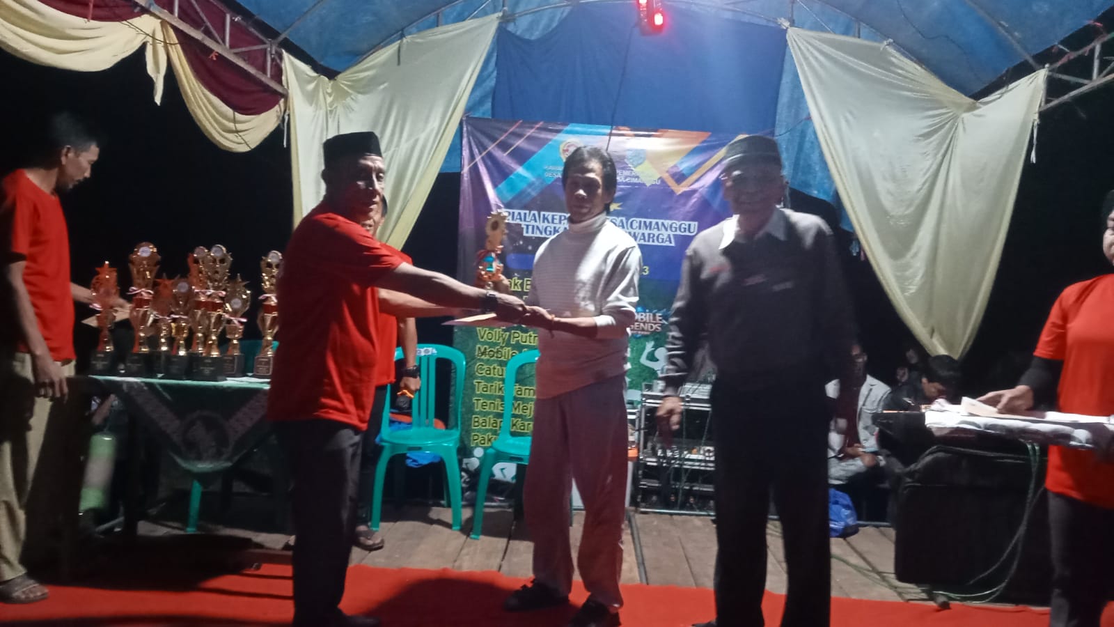 Tim Voli Putra RW Soni dan Tim Voli Putri RW Surya Sabet Piala Juara Satu dan Juara Dua Kepala Desa Cimanggu Tahun 2023
