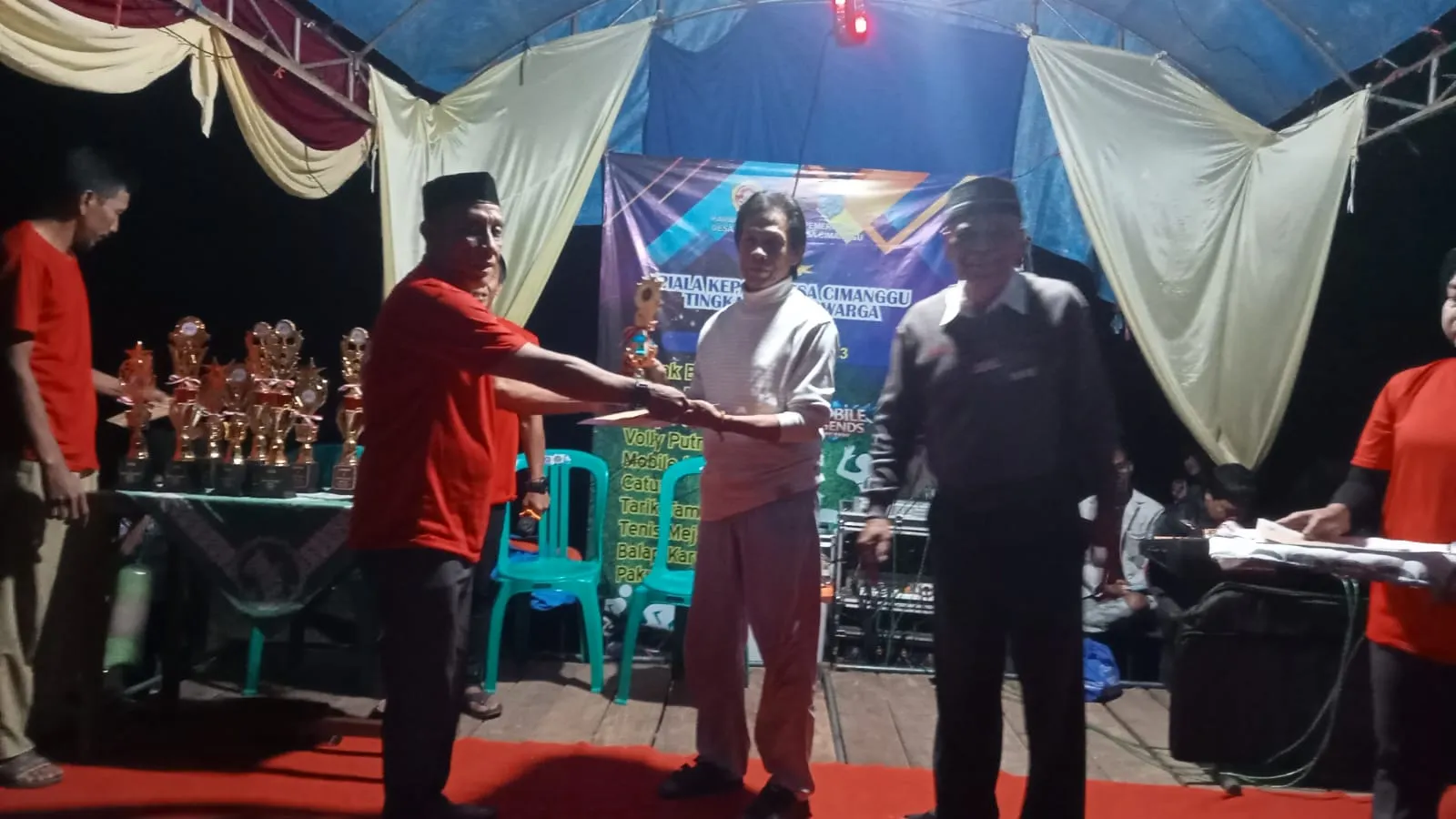 Tim Voli Putra RW Soni dan Tim Voli Putri RW Surya Sabet Piala Juara Satu dan Juara Dua Kepala Desa Cimanggu Tahun 2023