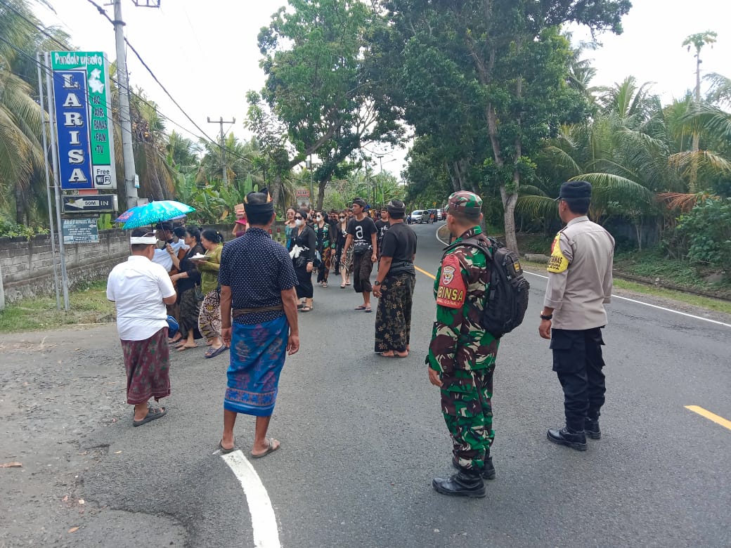 Hadir di Tengah Masyarakat, Bhabinkamtibmas Desa Candikusuma Berikan Pengamanan Upacara Pengabenan Warga