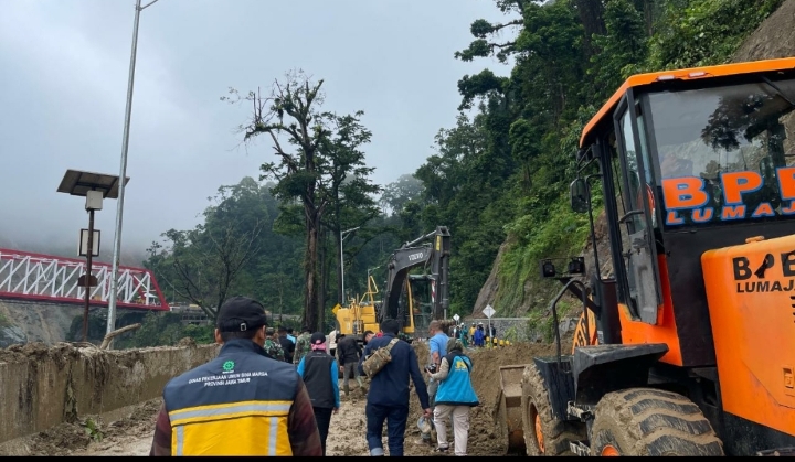 Pasca Longsor di KM 58 Jalur Piket Nol Lumajang-Malang Berhasil di Buka 