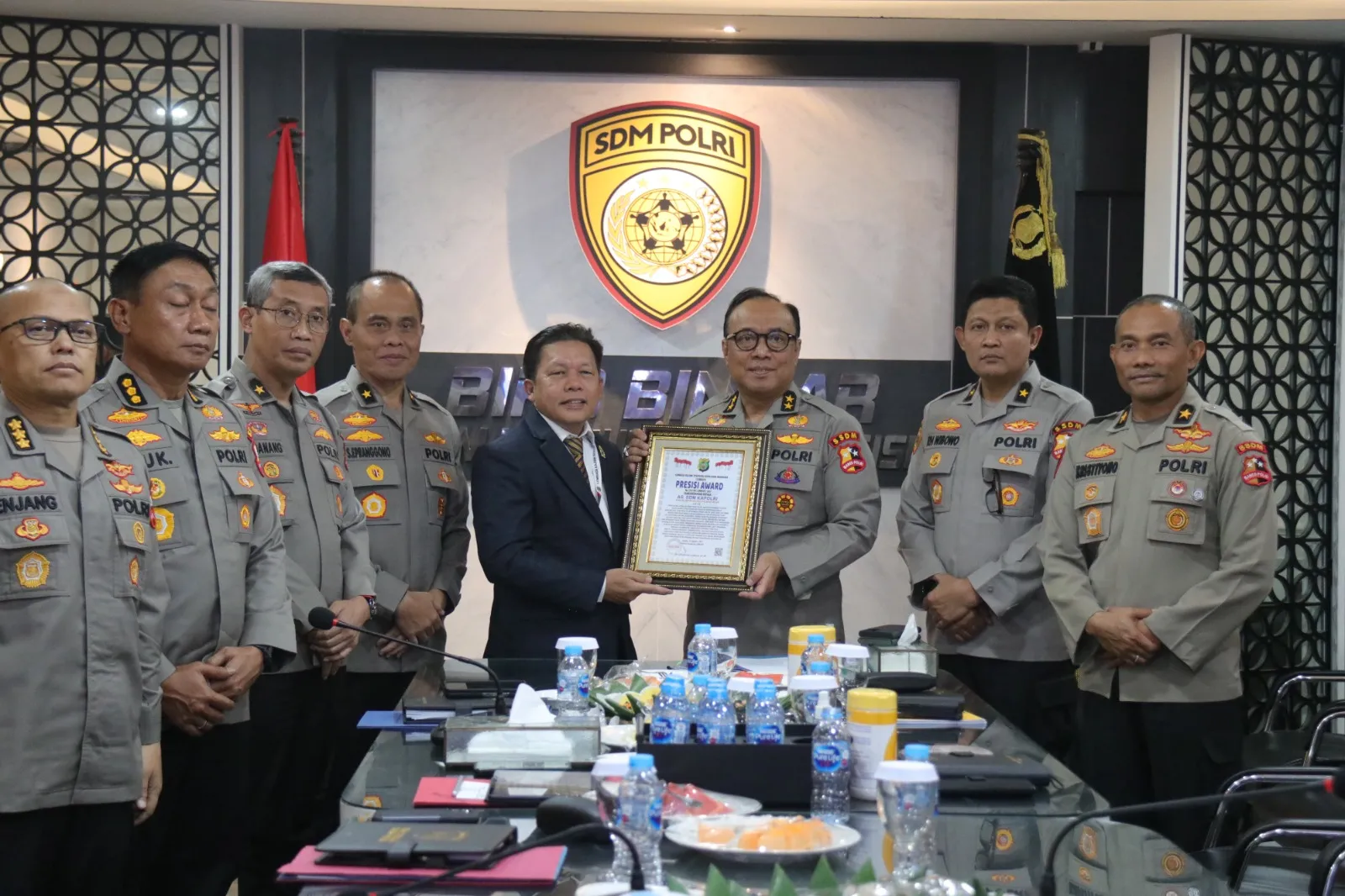As SDM Irjen Dedi Prasetyo Terima Presisi Award Berkat Keterbukaan Rekrutmen Polri 
