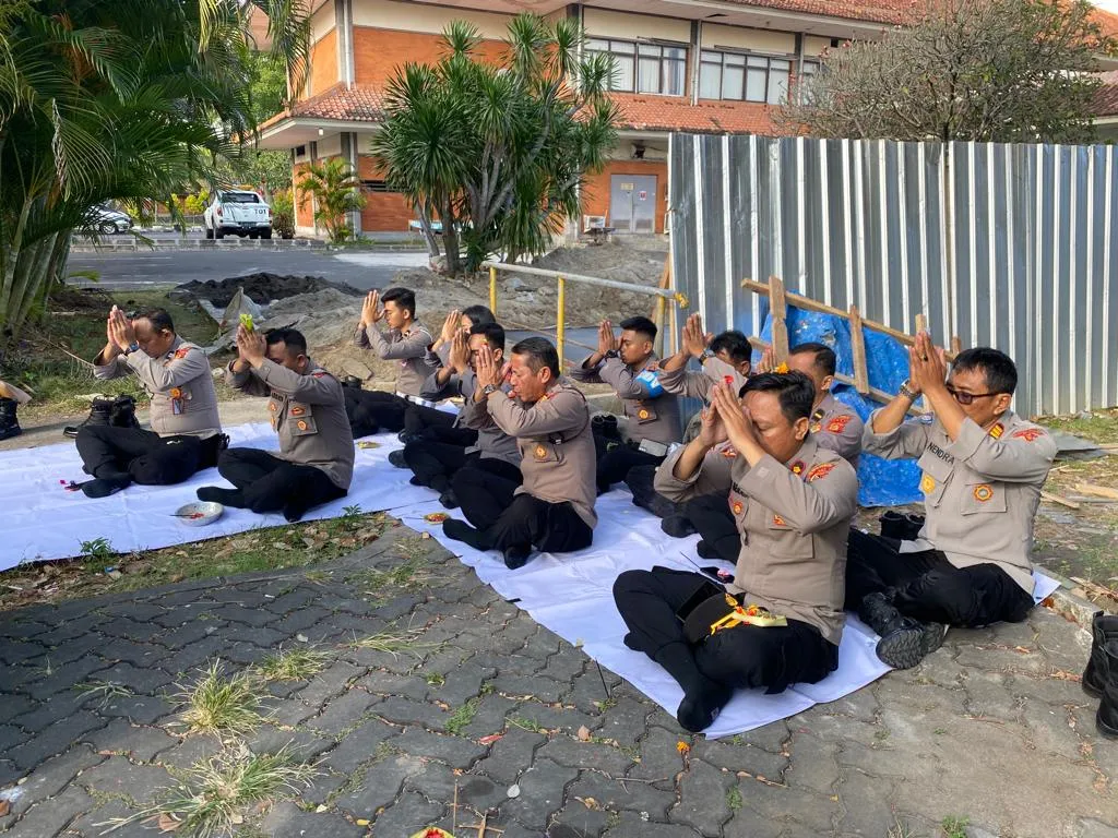 Hari Purnama Bertepatan Pada Penampahan Galungan Polres Bandara Ngurah Rai Gelar Sembahyang Bersama 