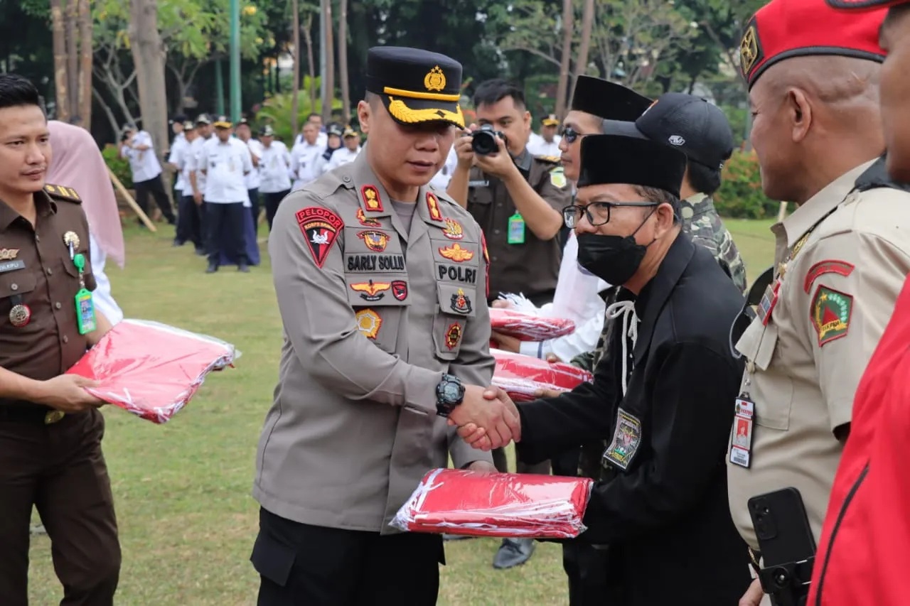 Kapolsek Kembangan Hadiri Apel Gerakan Pembagian Bendera Merah Putih Tahun 2023 di Halaman Kantor Walikota Jakarta Barat
