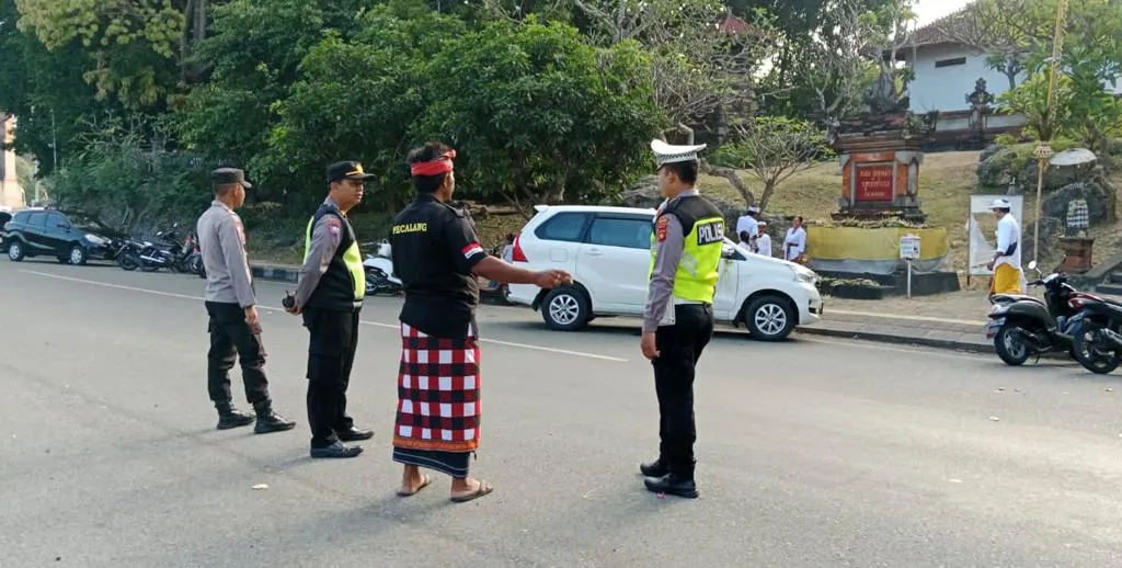 Polres Jembrana Amankan Giat Persembahyangan Umat Hindu Sedarma di Hari Raya Galungan