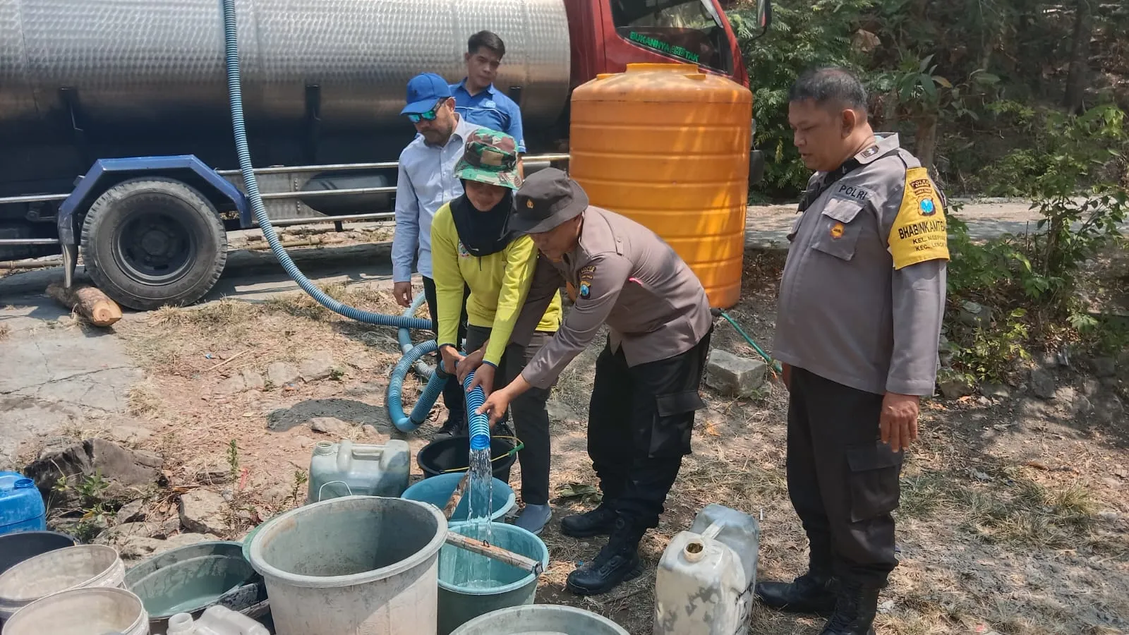 Polres Nganjuk Bersama Alumni Akpol 95 Patria Tama Bantu 20 Truk Tangki Air Bersih Siap Minum